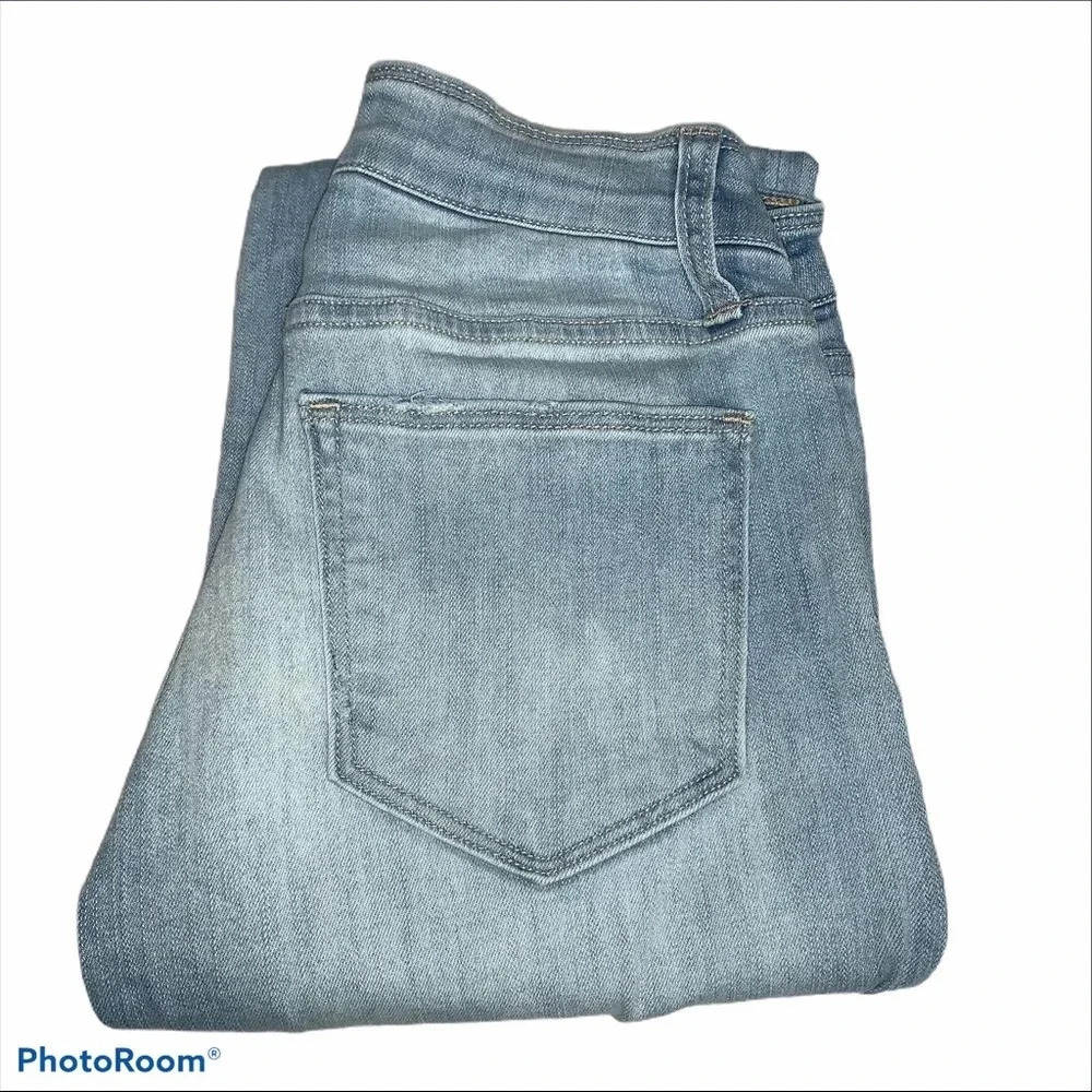 Daytrip light wash jeans size 24.  Frayed hem